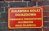 Seit 2003 von den Kommunen �bernommen, wird die �u�awska Kolej Dojazdowa als Touristenbahn von einem Verein betrieben