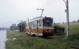 Timiș-2-Triebwagen 6 ist im Mai 1990 auf der Überlandlinie von Rășinari nach Sibiu unterwegs.
