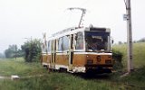 Timiș-2-Triebwagen 6 ist im Mai 1990 auf der Überlandlinie von Rășinari nach Sibiu unterwegs.