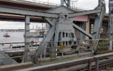 Kurz nach Verlassen der Station Ropsten  fuhr man auf die Gamla Lidingöbron (Alte Lindingöbrücke), die hier miteiner 20 m langen Klappbrücke begann (2017)